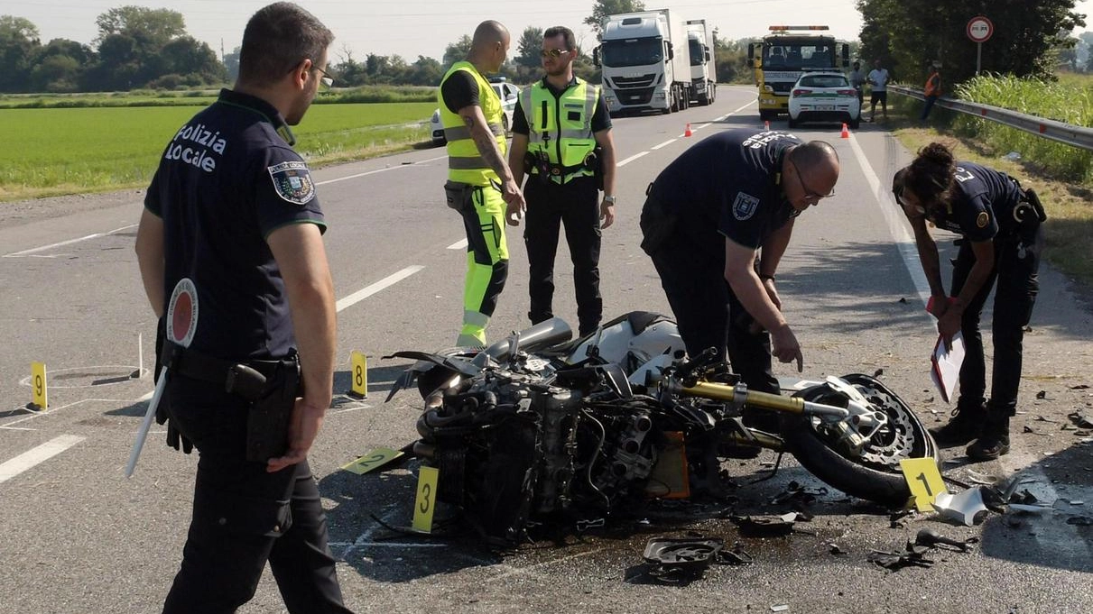 I rilievi della polizia locale sul luogo dell’incidente La moto è andata completamente distrutta e il 22enne è morto sul colpo