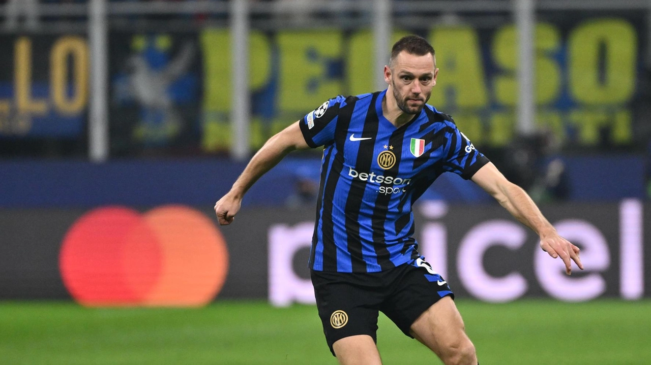 Stefan De Vrij, 32 anni, difensore dell’Inter: il contratto scade a giugno ma la società pare intenzionata a prolungarglielo Stefan De Vrij, 32 anni, difensore dell’Inter: il contratto scade a giugno ma la società pare intenzionata a prolungarglielo