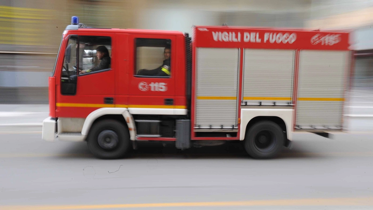 Sul posto sono intervenuti i vigili del fuoco e la polizia locale Sul posto sono intervenuti i vigili del fuoco e la polizia locale