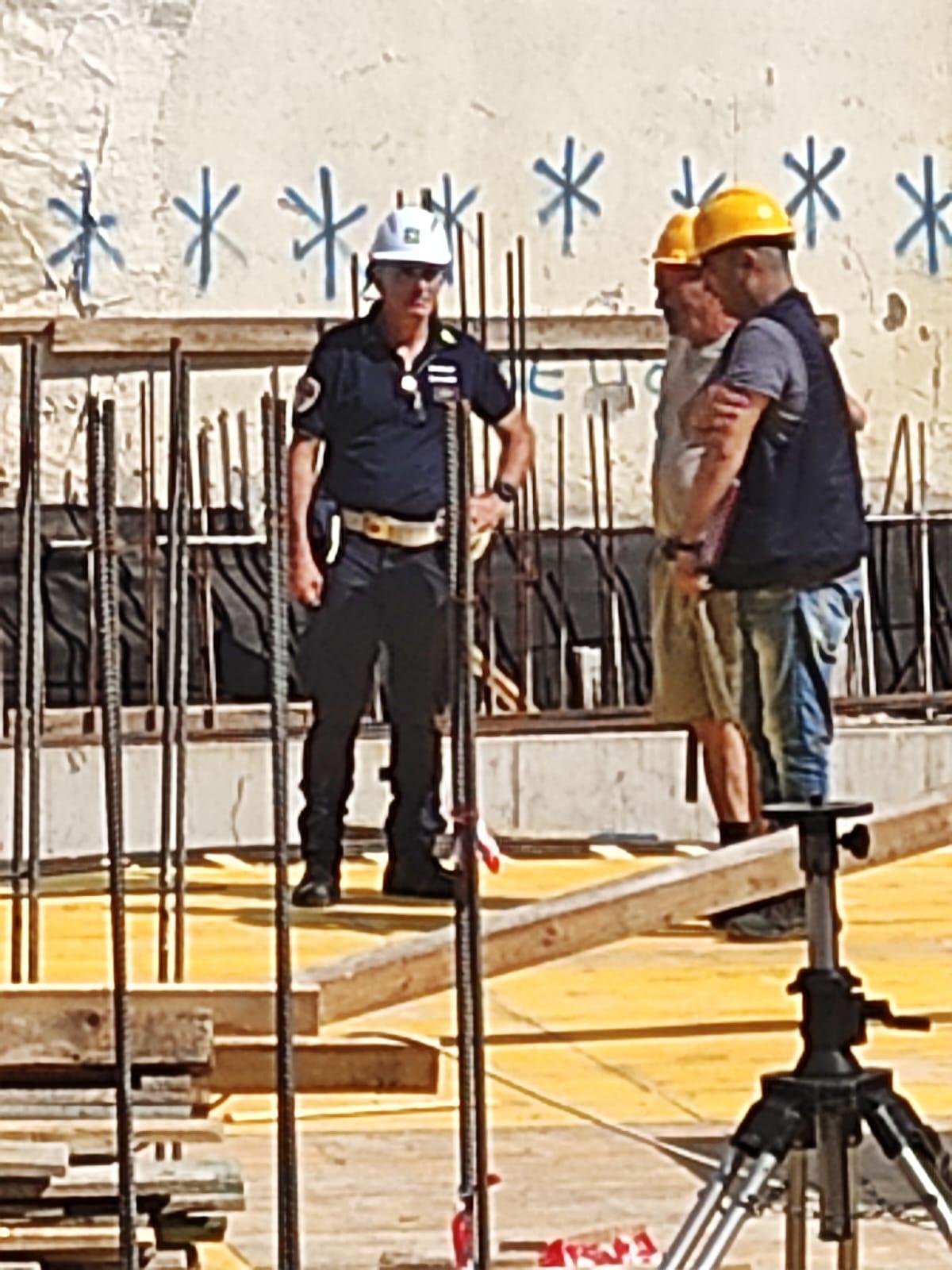 monza assenza di parapetti e gru non bloccata con il sistema di sicurezza chiusi due cantieri edili