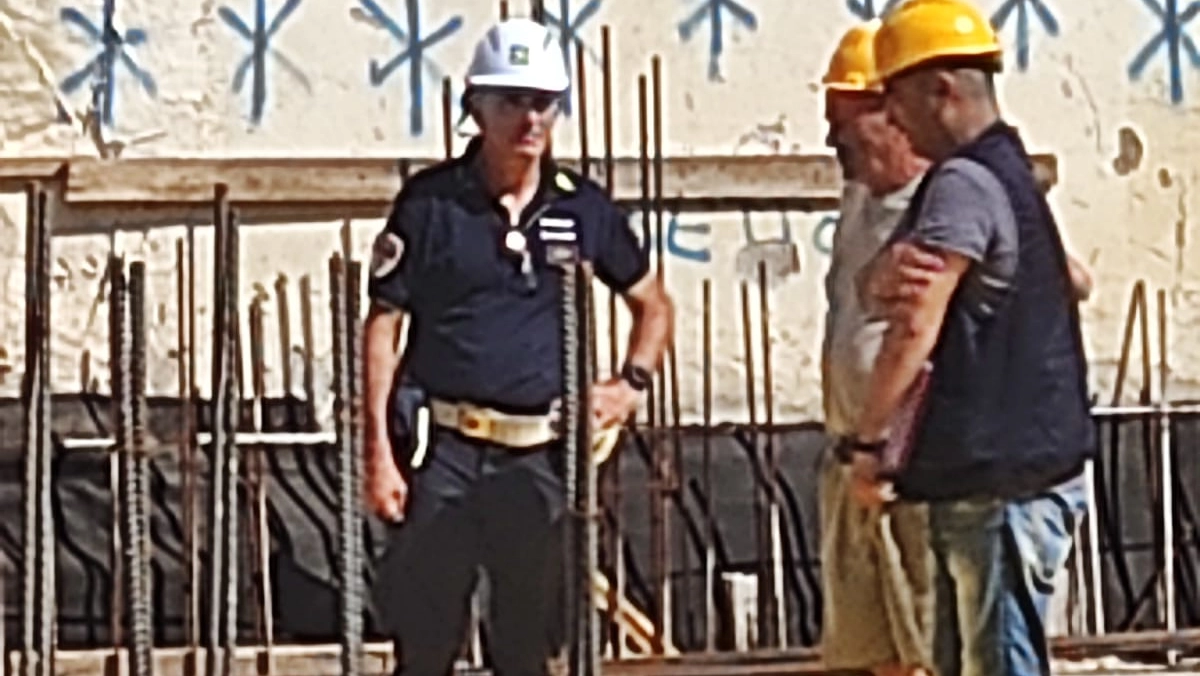 Monza, assenza di parapetti e gru non bloccata con il sistema di sicurezza: chiusi due cantieri edili