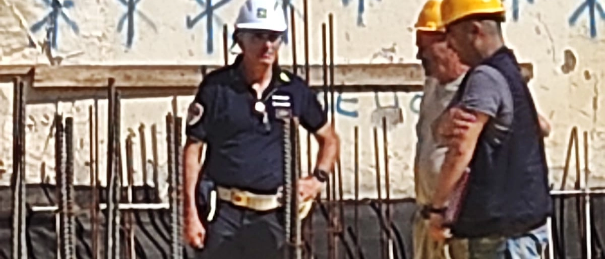 Monza, assenza di parapetti e gru non bloccata con il sistema di sicurezza: chiusi due cantieri edili