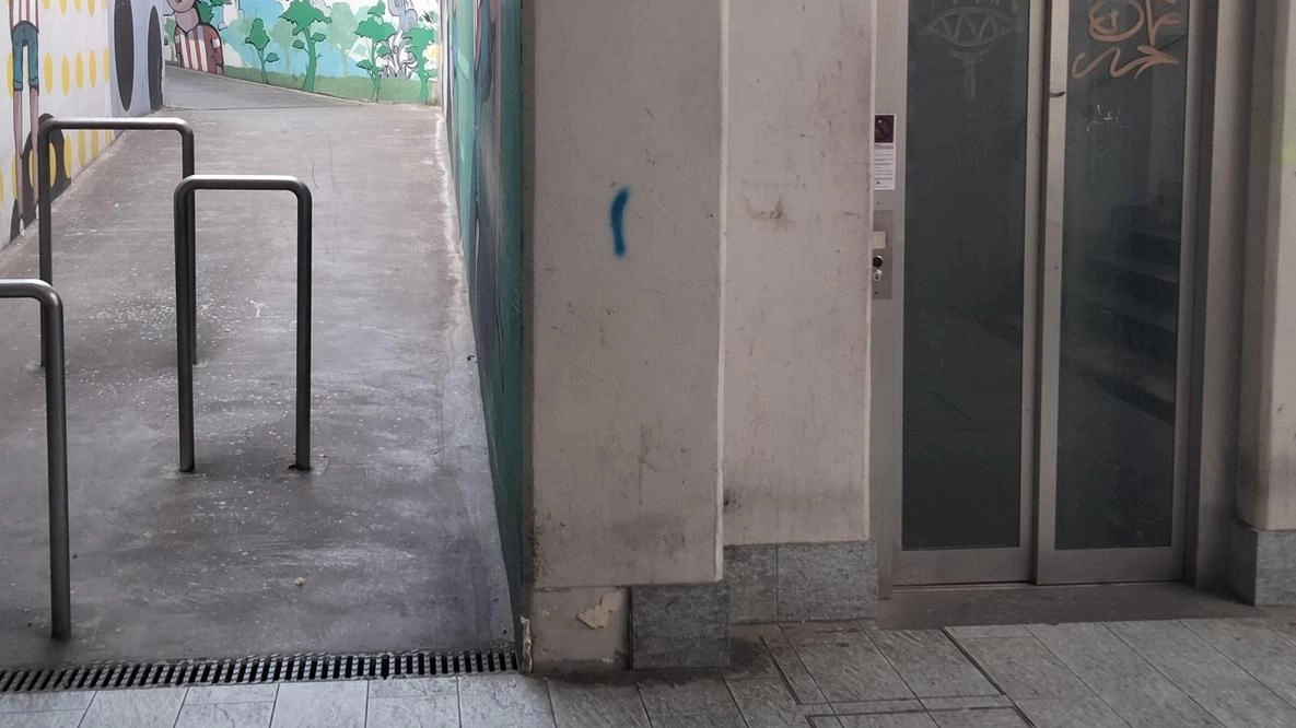 Spesso fermi, non funzionanti e vandalizzati: per i due ascensori del sottopassaggio ciclopedonale, da via Caduti della Libertà a... Spesso fermi, non funzionanti e vandalizzati: per i due ascensori del sottopassaggio ciclopedonale, da via Caduti della Libertà a...