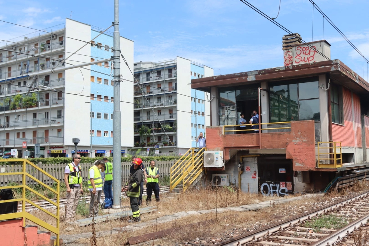 L'intervento dei vigili del fuoco alle cabine elettriche colpite dai fulmini (Ansa/Paolo Salmoirago)