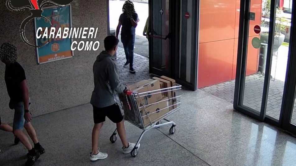 Il ladro all'uscita del centro commerciale