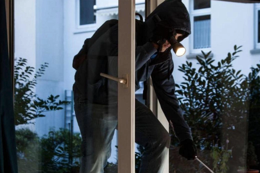 I ladri sono entrati da una finestra lasciata aperta durante la notte