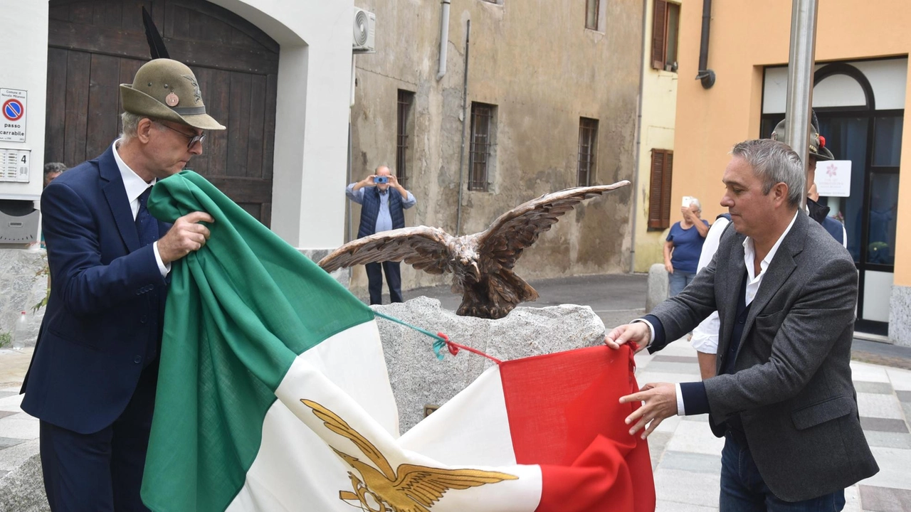 Ieri è stato inaugurato un monumento in memoria degli alpini a piazza Martiri della Libertà, con la partecipazione di diverse associazioni e autorità locali. Il cippo di pietra rappresenta il percorso della vita degli alpini, simboleggiato dall'aquila ad ali spiegate. Ieri è stato inaugurato un monumento in memoria degli alpini a piazza Martiri della Libertà, con la partecipazione di diverse associazioni e autorità locali. Il cippo di pietra rappresenta il percorso della vita degli alpini, simboleggiato dall'aquila ad ali spiegate.
