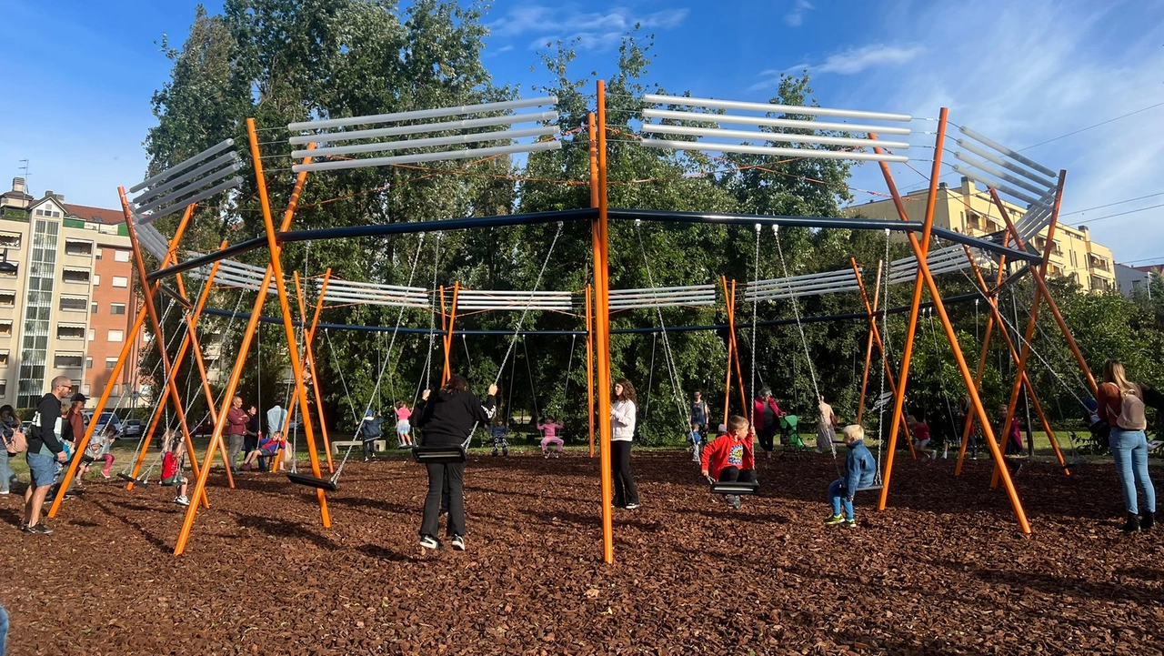 Inaugurata a Buccinasco SWING, l’altalena progettata da Stefano Boeri Interiors e donata da Amazon al Comune