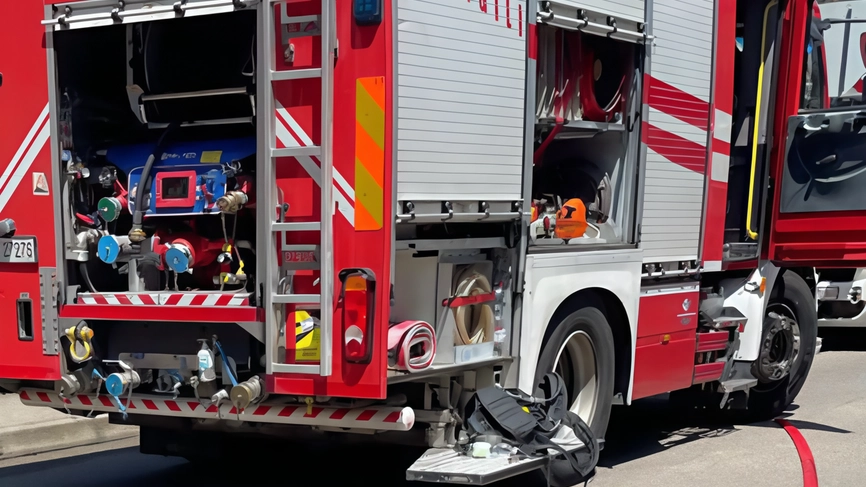 I vigili del fuoco intervenuti per spegnere il rogo in uno stabile di via Alberto da Giussano