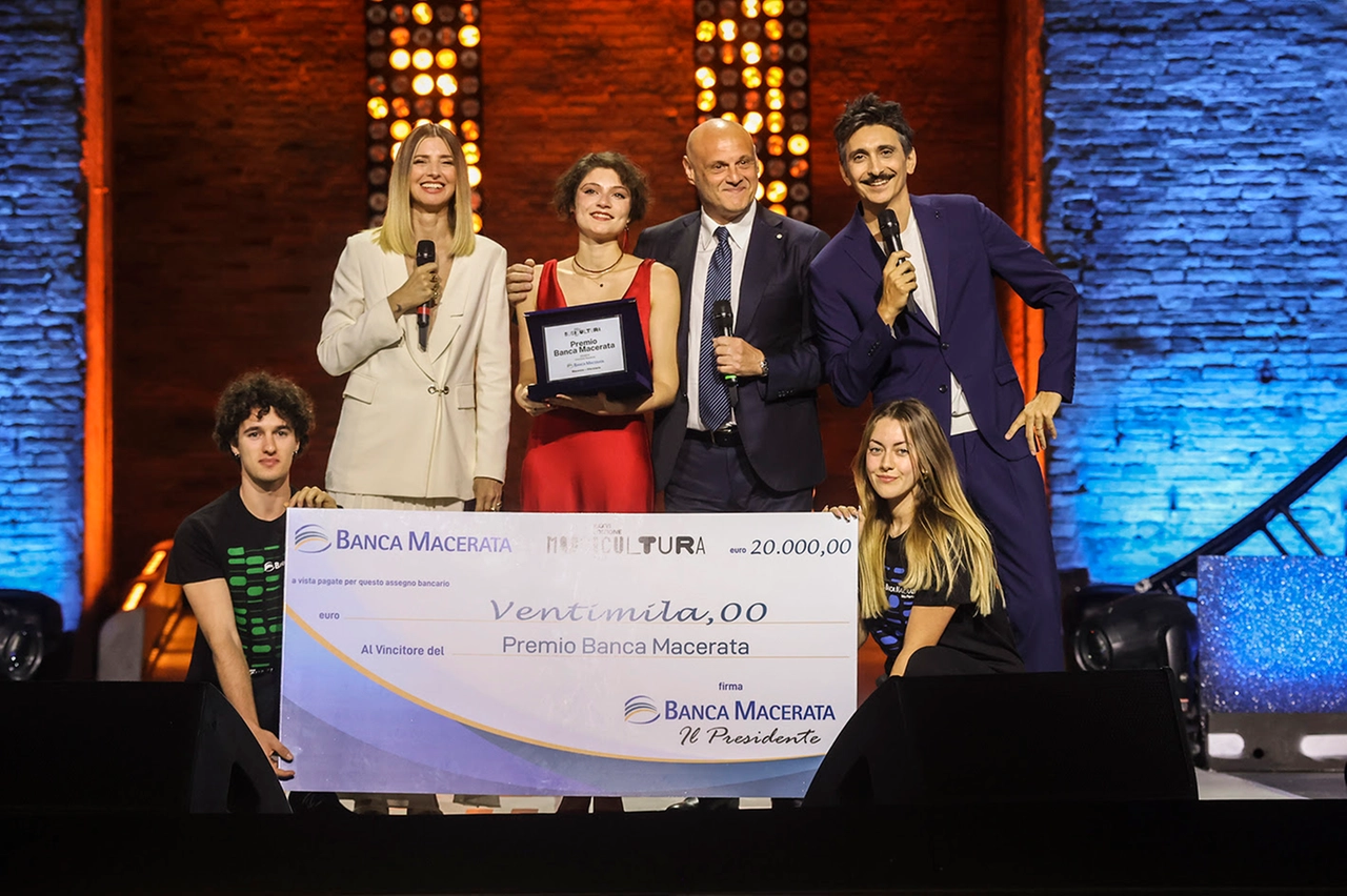 La consegna del premio a Elena Mil