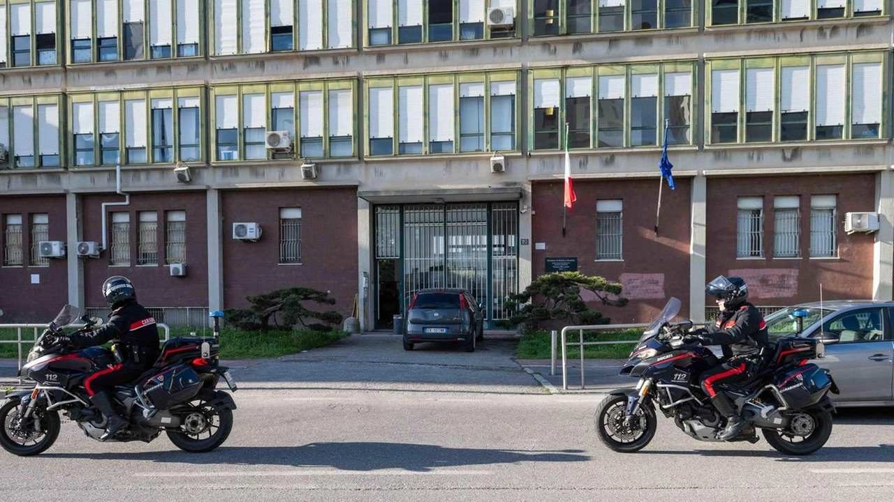 I carabinieri in via Calchi Taeggi, intervenuti durante la rivolta (Foto Fasani)