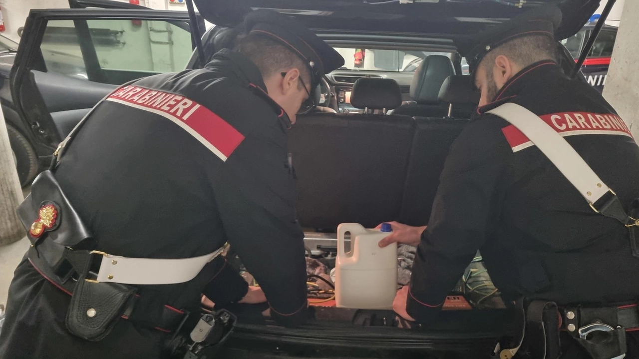 Il flacone che avevano in auto soltanto in apparenza era la confezione di un detersivo, al suo interno in realtà... Il flacone che avevano in auto soltanto in apparenza era la confezione di un detersivo, al suo interno in realtà...