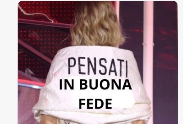 Immancabili i meme bastai sull'outfit di Sanremo e la stola "Pensati libera" (da X)