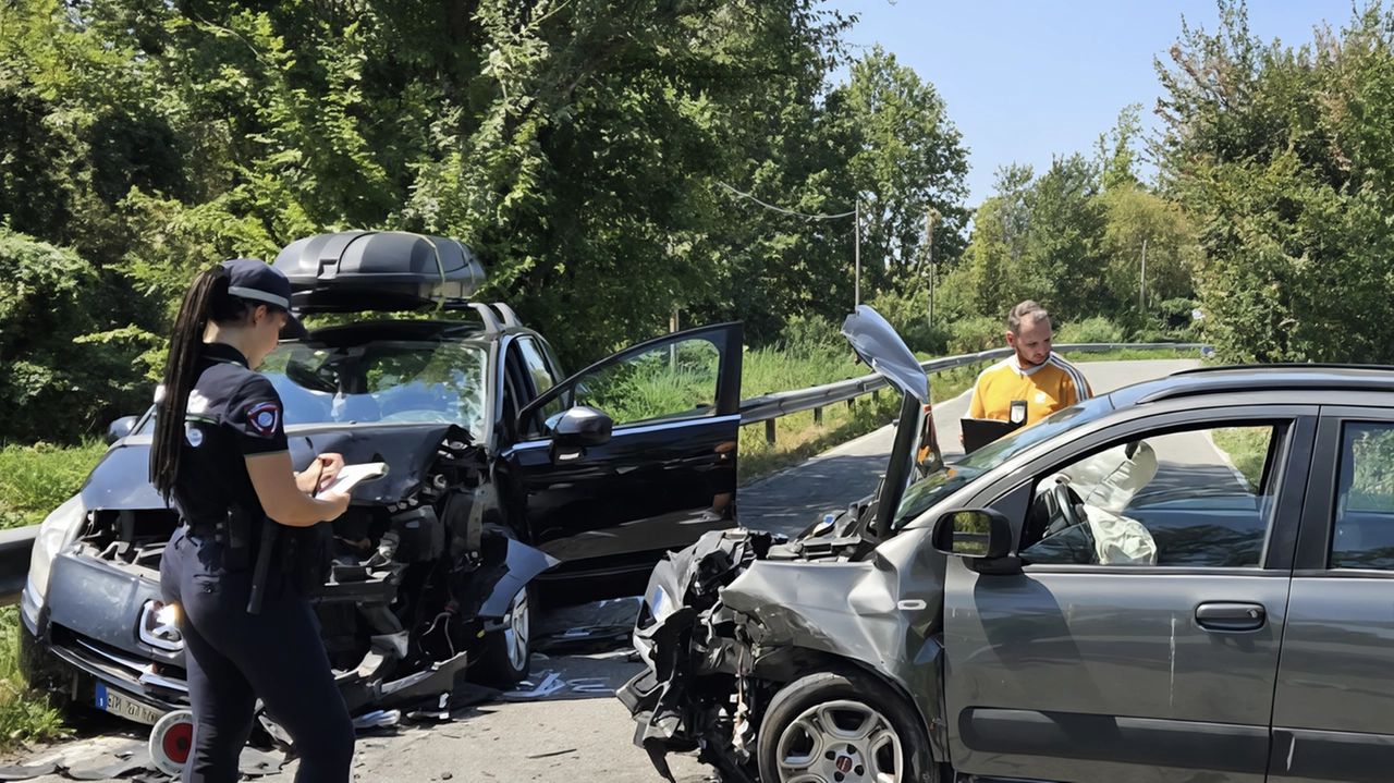 Le auto distrutte dopo lo schianto sulla strada provinciale 184 nel territorio comunale di Rozzano