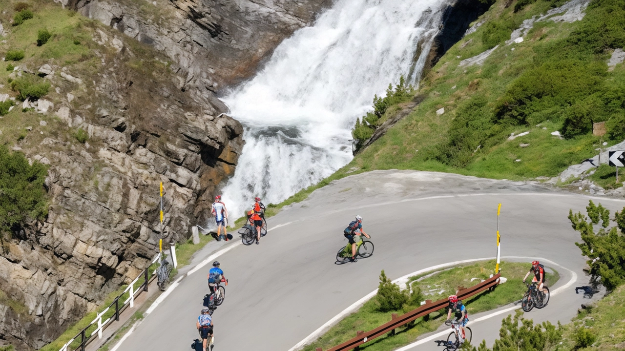L'Enjoy Stelvio Valtellina 2024 chiude le strade ai veicoli motorizzati per permettere a ciclisti ed escursionisti di salire in tranquillità sui passi alpini della provincia di Sondrio. Un'inedita iniziativa che sta riscuotendo successo tra gli appassionati di ciclismo. L'Enjoy Stelvio Valtellina 2024 chiude le strade ai veicoli motorizzati per permettere a ciclisti ed escursionisti di salire in tranquillità sui passi alpini della provincia di Sondrio. Un'inedita iniziativa che sta riscuotendo successo tra gli appassionati di ciclismo.