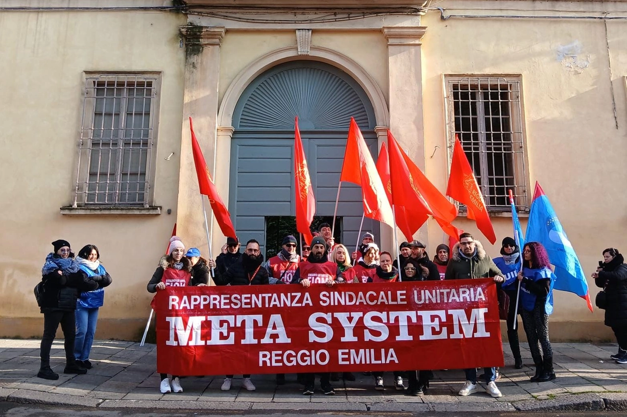 Il presidio dei lavoratori dello stabilmento emiliano davanti alla Prefettura di Reggio