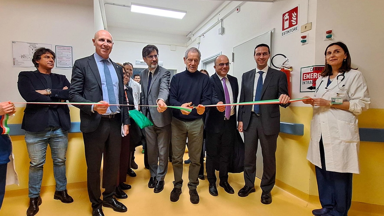 Taglio del nastro a Rho, Cardiologia può contare su 7 letti in semintensiva: “Un fiore all’occhiello” Taglio del nastro a Rho, Cardiologia può contare su 7 letti in semintensiva: “Un fiore all’occhiello”