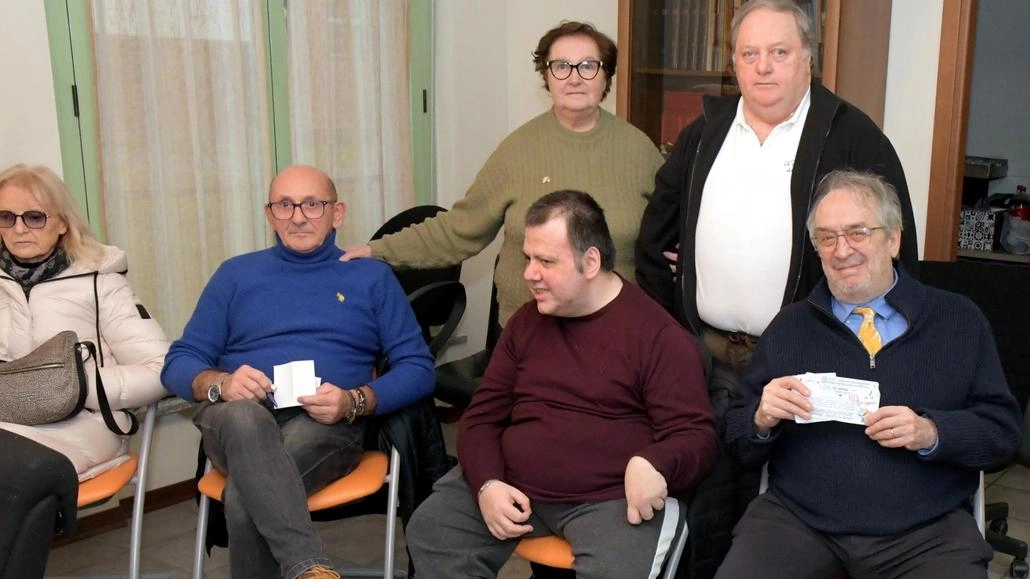 Un momento dell’estrazione della lotteria dell’Unione Ciechi Sono stati seimila i biglietti venduti ed erano sessanta i premi in palio Un momento dell’estrazione della lotteria dell’Unione Ciechi Sono stati seimila i biglietti venduti ed erano sessanta i premi in palio