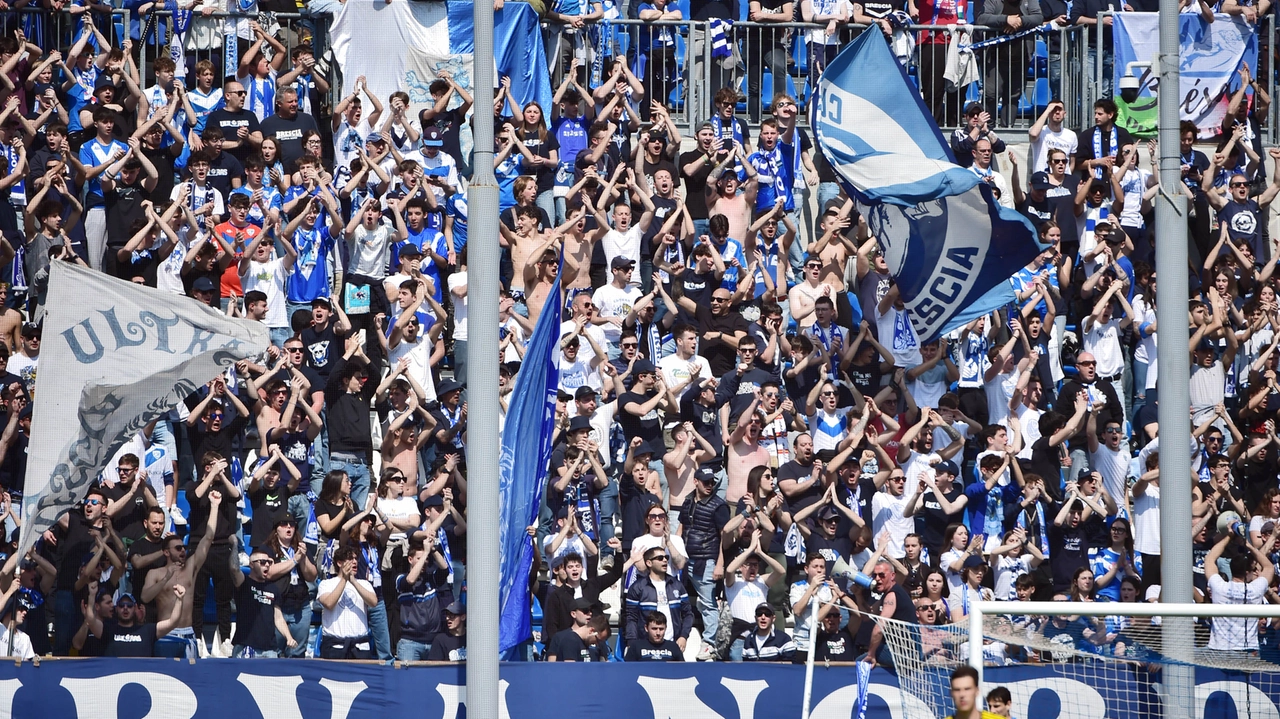 Ultras della Curva Nord, "tana" dei tifosi biancazzurri più caldi Ultras della Curva Nord, "tana" dei tifosi biancazzurri più caldi