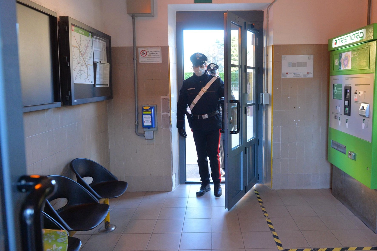 I carabinieri nella stazione di Venegono Inferiore, nel dicembre del 2021