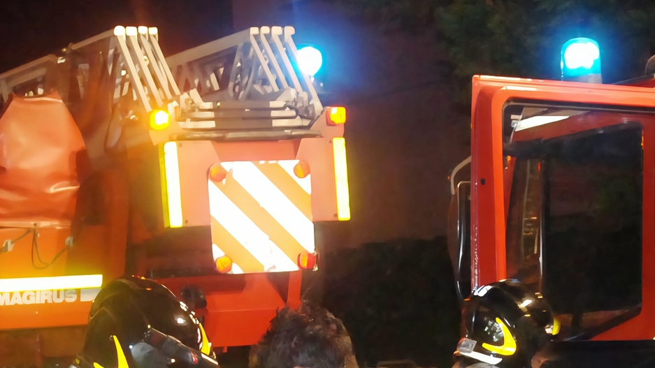 I vigili del fuoco hanno domato le fiamme divampate. da un’auto all’interno di una rimessa I vigili del fuoco hanno domato le fiamme divampate. da un’auto all’interno di una rimessa