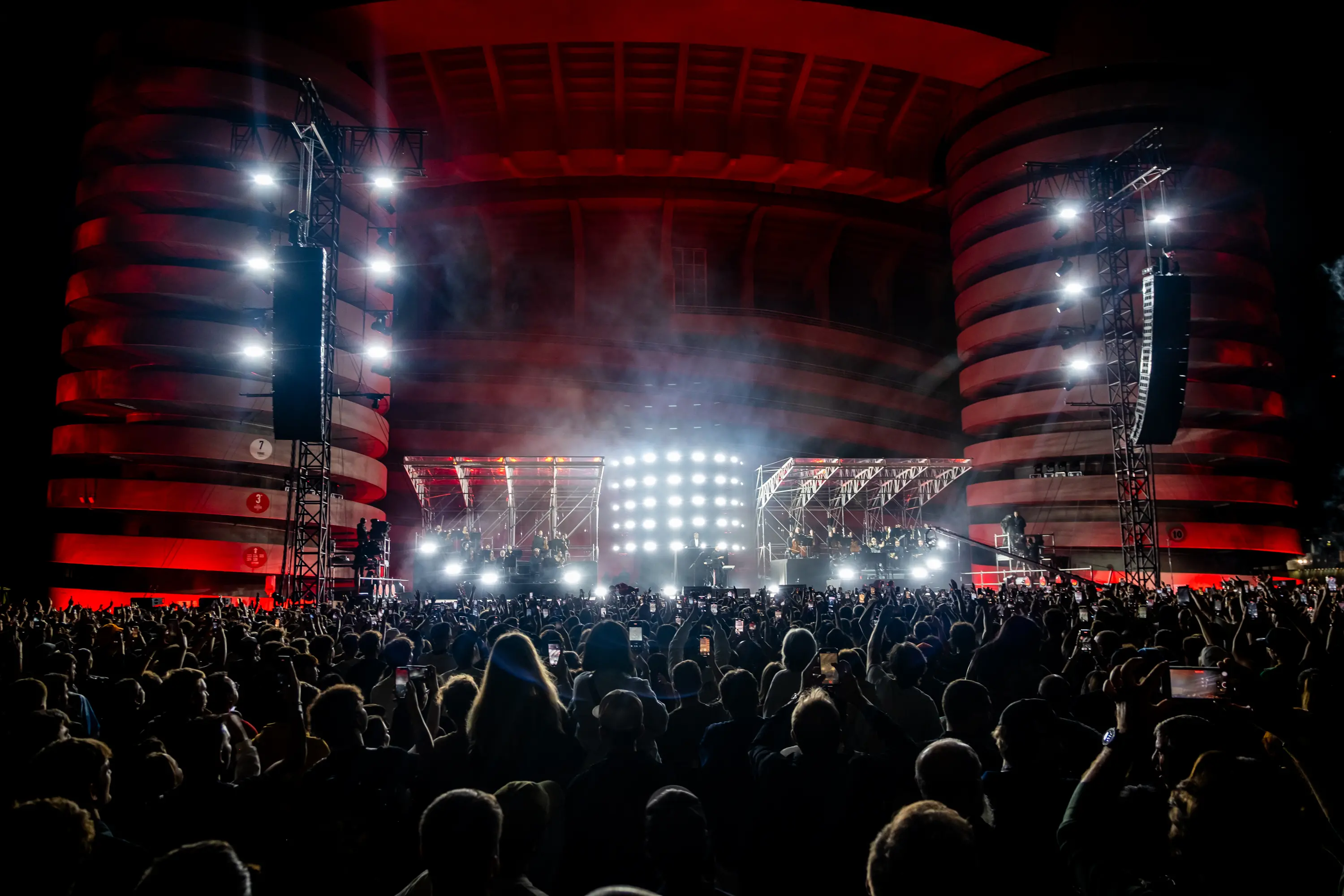 Lazza stupisce e infiamma i fan con il live Locura Opera N.1