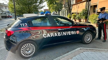 Finto carabiniere (di soli 18 anni) truffa anziana e si fa consegnare 500mila euro in denaro e gioielli: arrestato