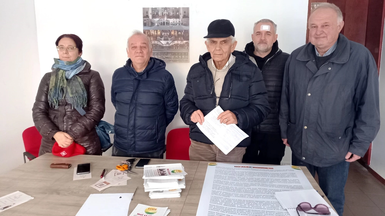 Da sinistra, Francesca Di Bella, Enrico Bosani, e Andrea Viani del Coordinamento lodigiano per il diritto alla salute Da sinistra, Francesca Di Bella, Enrico Bosani, e Andrea Viani del Coordinamento lodigiano per il diritto alla salute