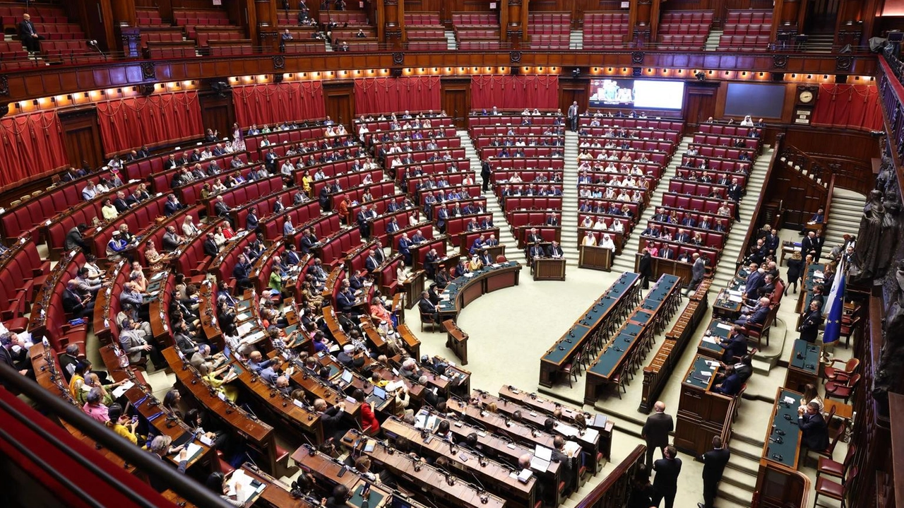 'Presentato da Governo alla Camera. Proteste a Montecitorio' 'Presentato da Governo alla Camera. Proteste a Montecitorio'