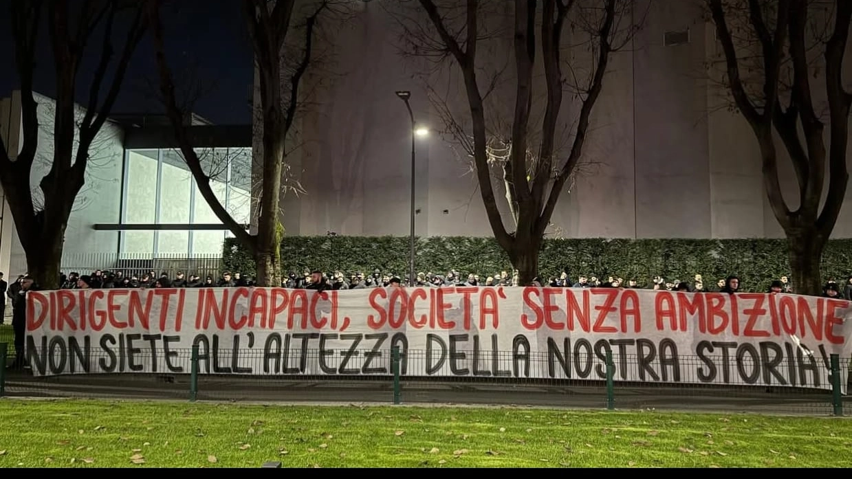 La contestazione della Curva Sud all'esterno della festa organizzata dal Milan per i 125 anni