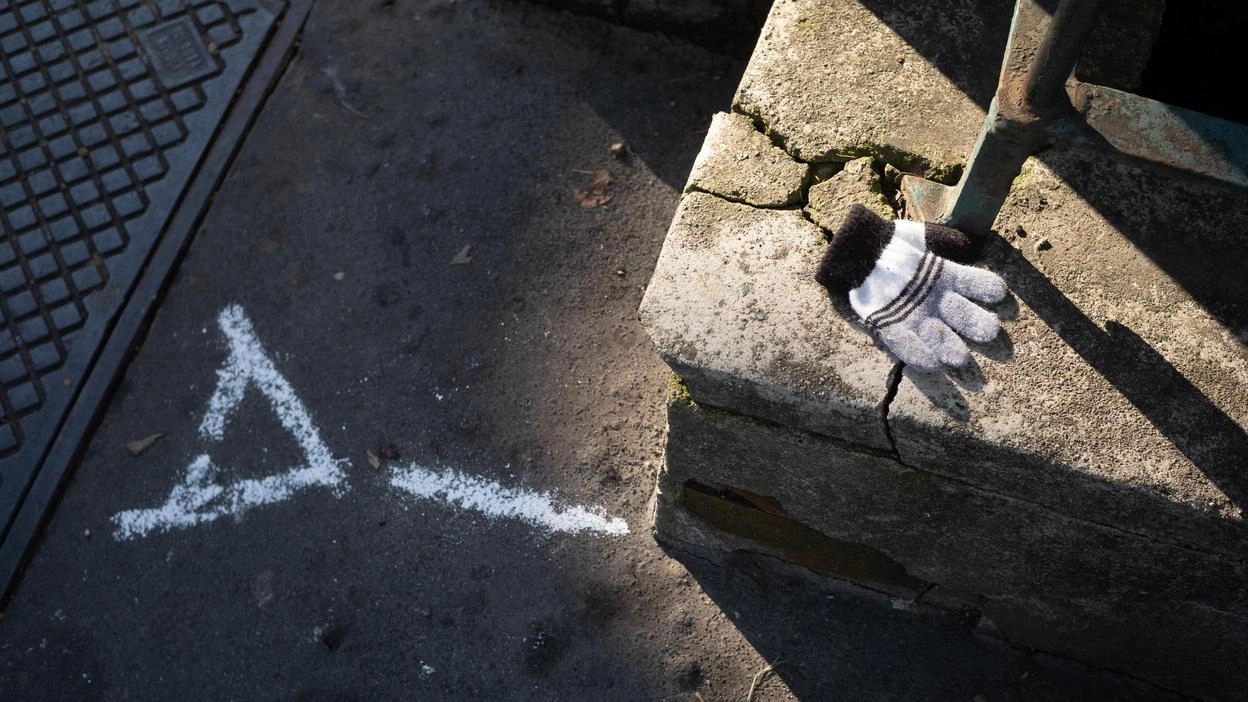 Un guantino rimasto in strada dopo l’investimento mortale Un guantino rimasto in strada dopo l’investimento mortale