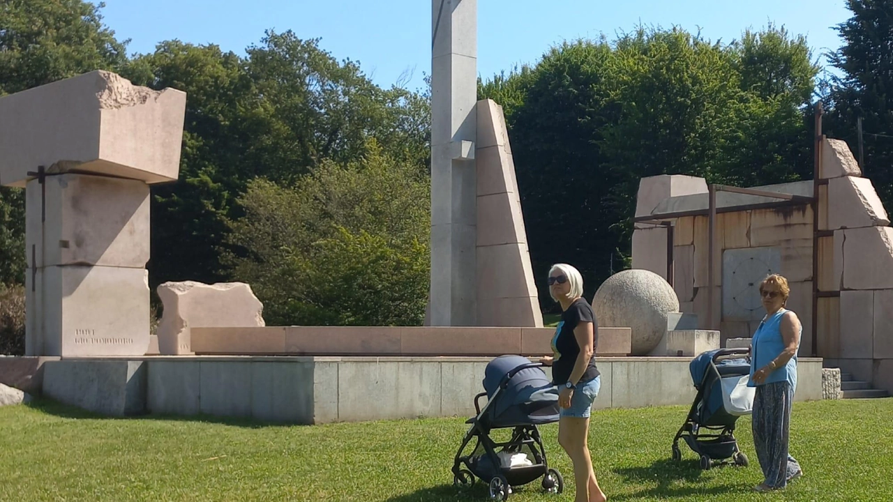 Il solstizio d’estate si celebra oggi nel “Parco dei quattro punti cardinali“ di Taino. Alle 13 i raggi attraversano la scultura-monumento del grande artista del Novecento.