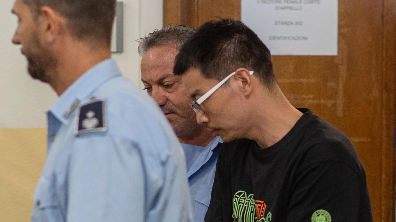Zewei Xu, l'informatico cinese di 33 anni arrestato all'aeroporto di Malpensa lo scorso 3 luglio su mandato degli Stati Uniti, con l'accusa di spionaggio Zewei Xu, l'informatico cinese di 33 anni arrestato all'aeroporto di Malpensa lo scorso 3 luglio su mandato degli Stati Uniti, con l'accusa di spionaggio