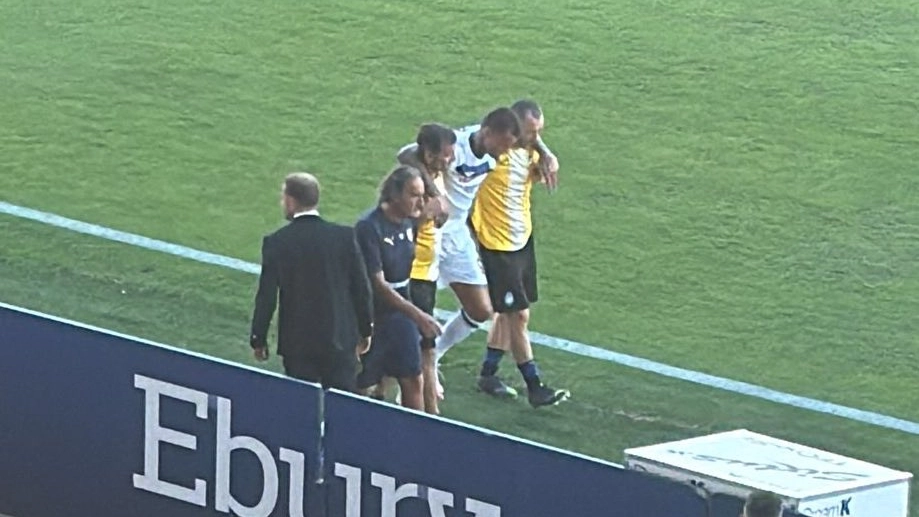 Gianluca Scamacca si è infortunato al ginocchio nell'amichevole contro il Parma Gianluca Scamacca si è infortunato al ginocchio nell'amichevole contro il Parma