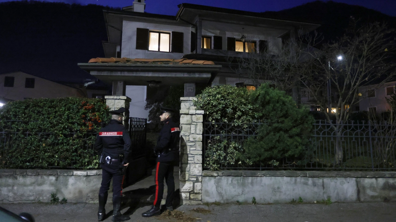 I carabinieri nella villetta dove una bambina di 3 anni si è ferita con una a pistola trovata in casa a Gardone Valtrompia I carabinieri nella villetta dove una bambina di 3 anni si è ferita con una a pistola trovata in casa a Gardone Valtrompia