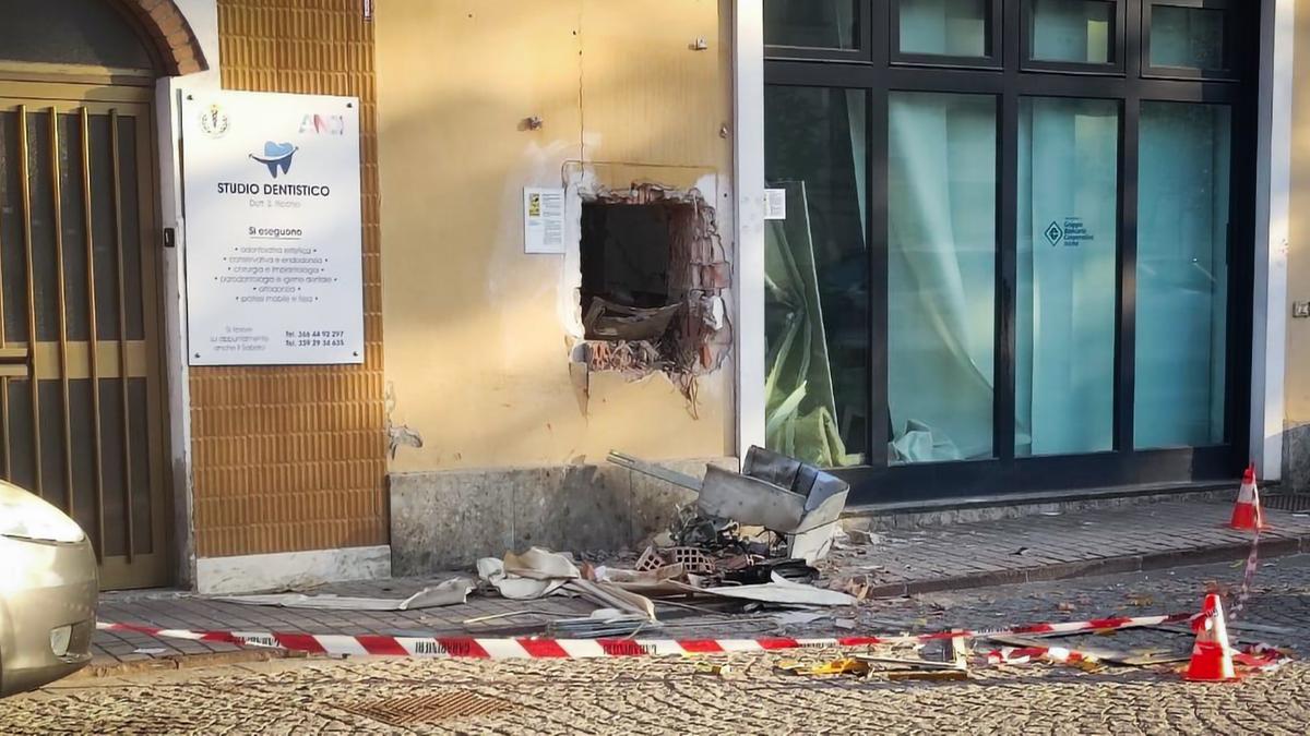 doppia esplosione a cremona la banda dell8217acetilene svuota un altro bancomat colpo da 50mila euro in tre minuti