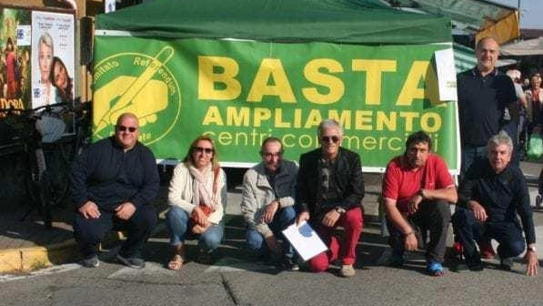 Il Comitato «Basta Ampliamento centri commerciali» di Carugate torna alla carica contro il Carosello extra-large