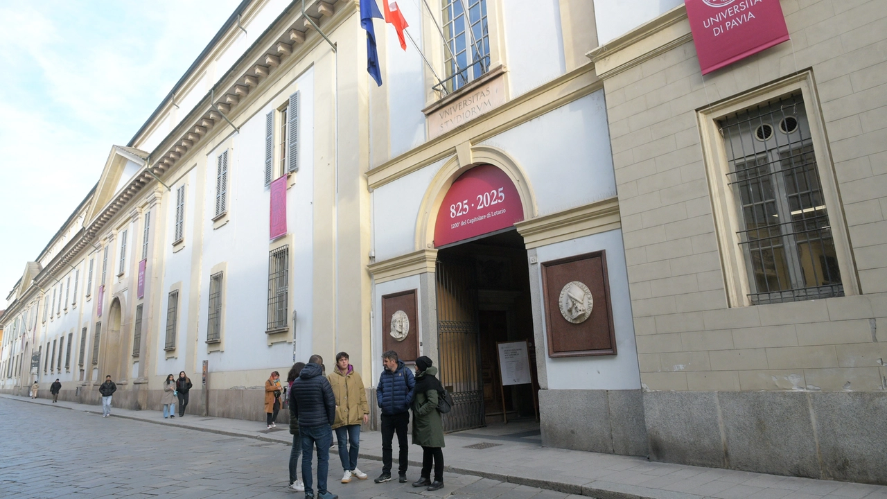 Le prime decorazioni affisse all’esterno della sede L’ateneo ha posizionato delle coccarde sulle lapidi nei cortili che ricordano i professori Le prime decorazioni affisse all’esterno della sede L’ateneo ha posizionato delle coccarde sulle lapidi nei cortili che ricordano i professori