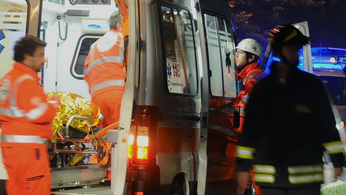 Ambulanza e vigili del fuoco in azione nella notte (Foto archivio) Ambulanza e vigili del fuoco in azione nella notte (Foto archivio)