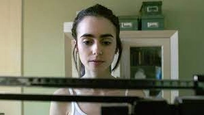 Una scena del film "Fino all'osso" che parla di una ragazza di 20 anni affetta da anoressia nervosa Una scena del film "Fino all'osso" che parla di una ragazza di 20 anni affetta da anoressia nervosa