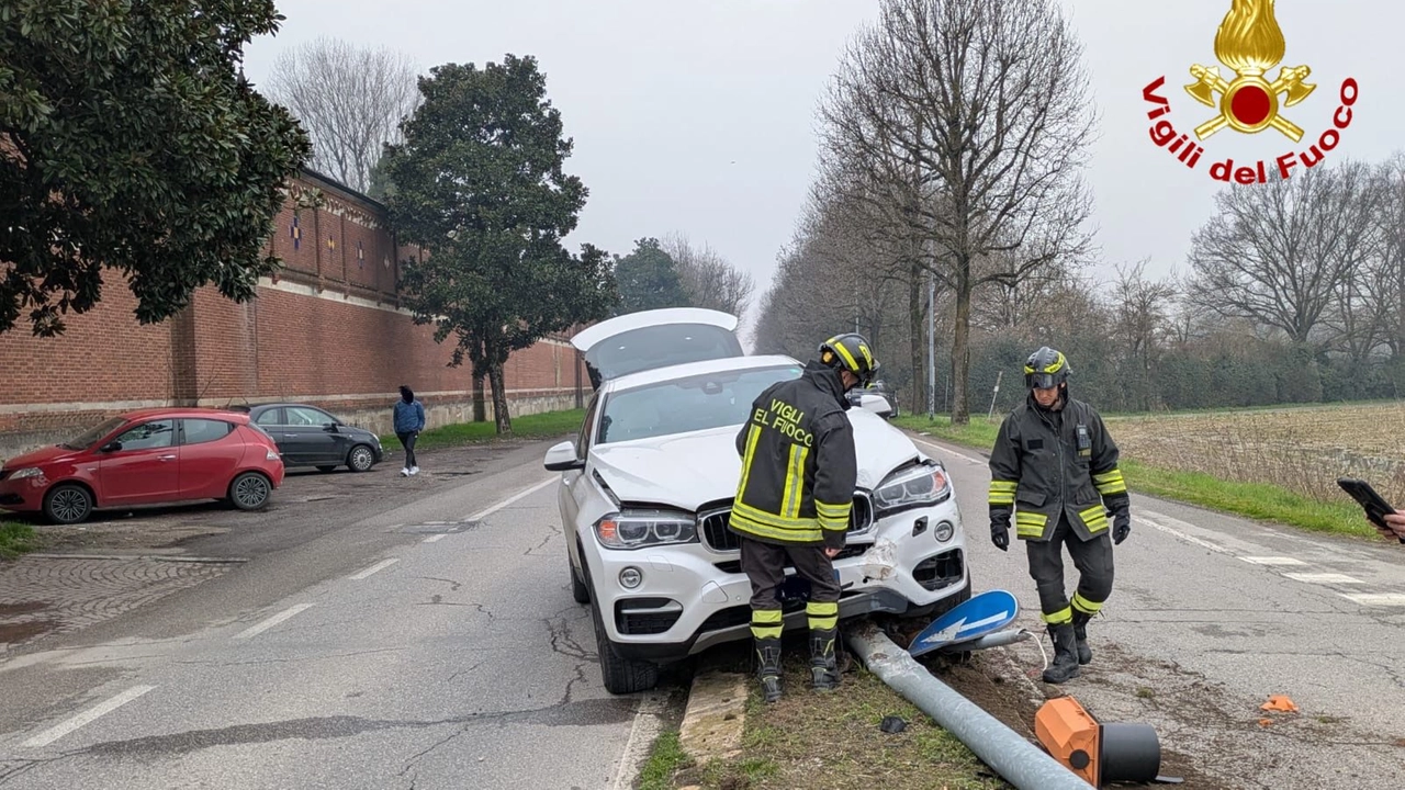 I vigili del fuoco hanno messo in sicurezza i mezzi coinvolti I vigili del fuoco hanno messo in sicurezza i mezzi coinvolti