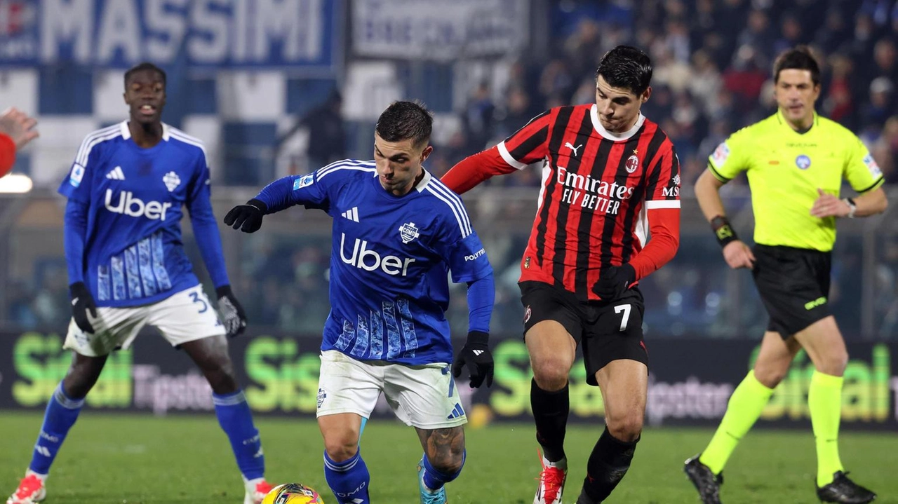 Alvaro Morata impegnato in Como-Milan del gennaio 2025, qui mentre cerca di contrastare Gabriel Strefezza Alvaro Morata impegnato in Como-Milan del gennaio 2025, qui mentre cerca di contrastare Gabriel Strefezza