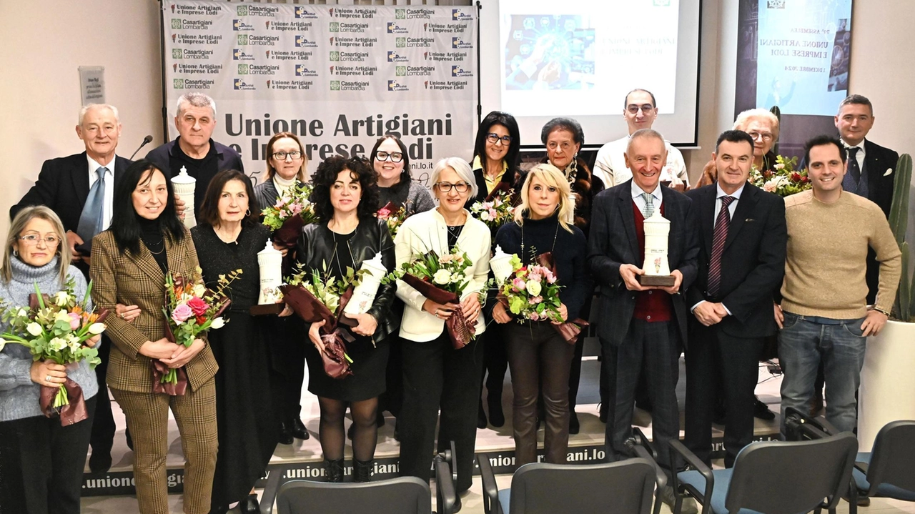 Il gruppo dei premiati alla fine dell’assemblea annuale Il gruppo dei premiati alla fine dell’assemblea annuale