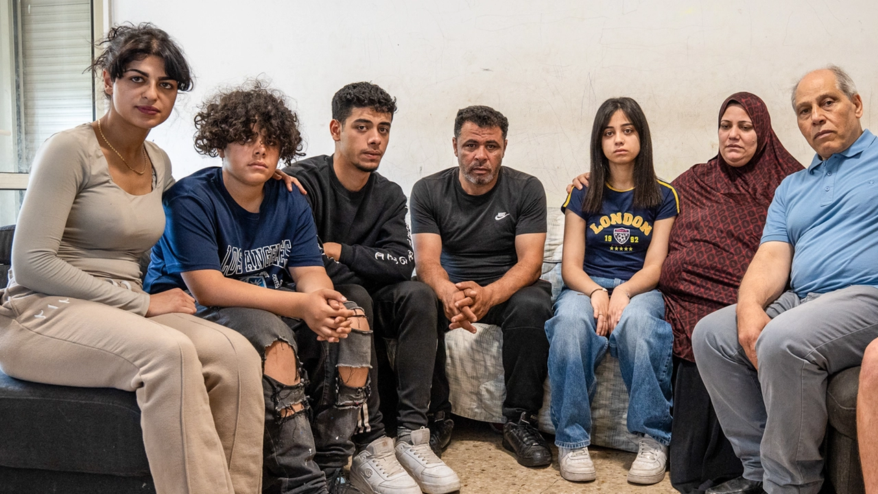 Tutta la famiglia di Hazem riunita nella casa di Ponte Lambro a Milano (foto Davide Canella)
