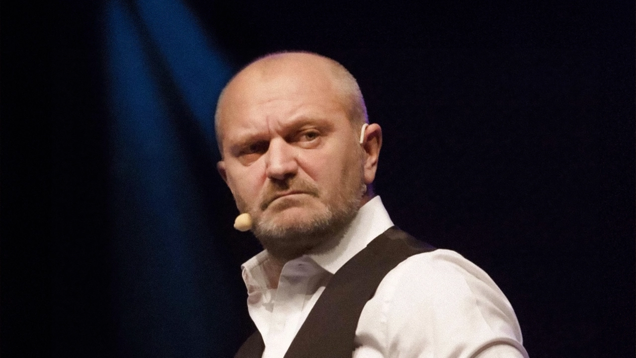 Andrea Pucci è un comico, cabarettista, attore e conduttore milanese
