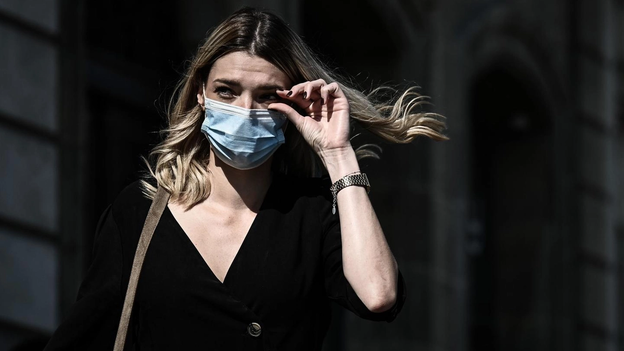 La mascherina resta l'arma più potente di prevenzione, insieme al vaccino (Archivio) La mascherina resta l'arma più potente di prevenzione, insieme al vaccino (Archivio)