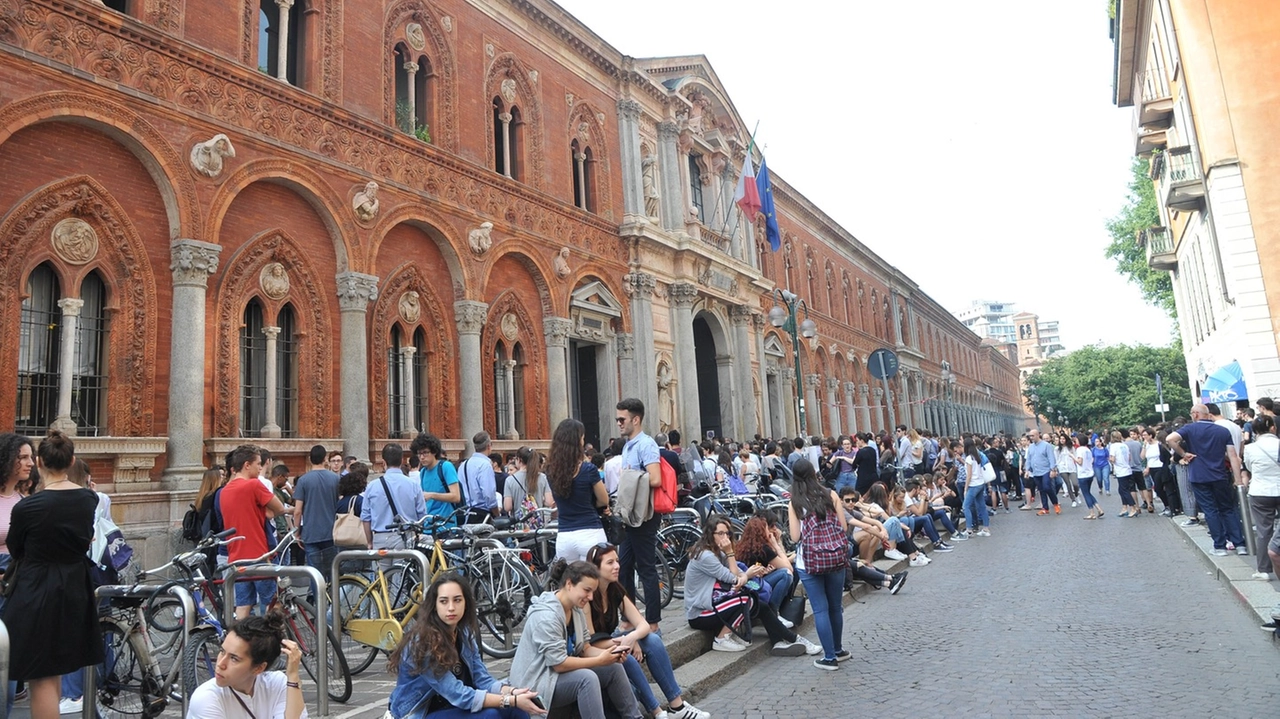 L'Università Statale di Milano in via Festa del Perdono L'Università Statale di Milano in via Festa del Perdono
