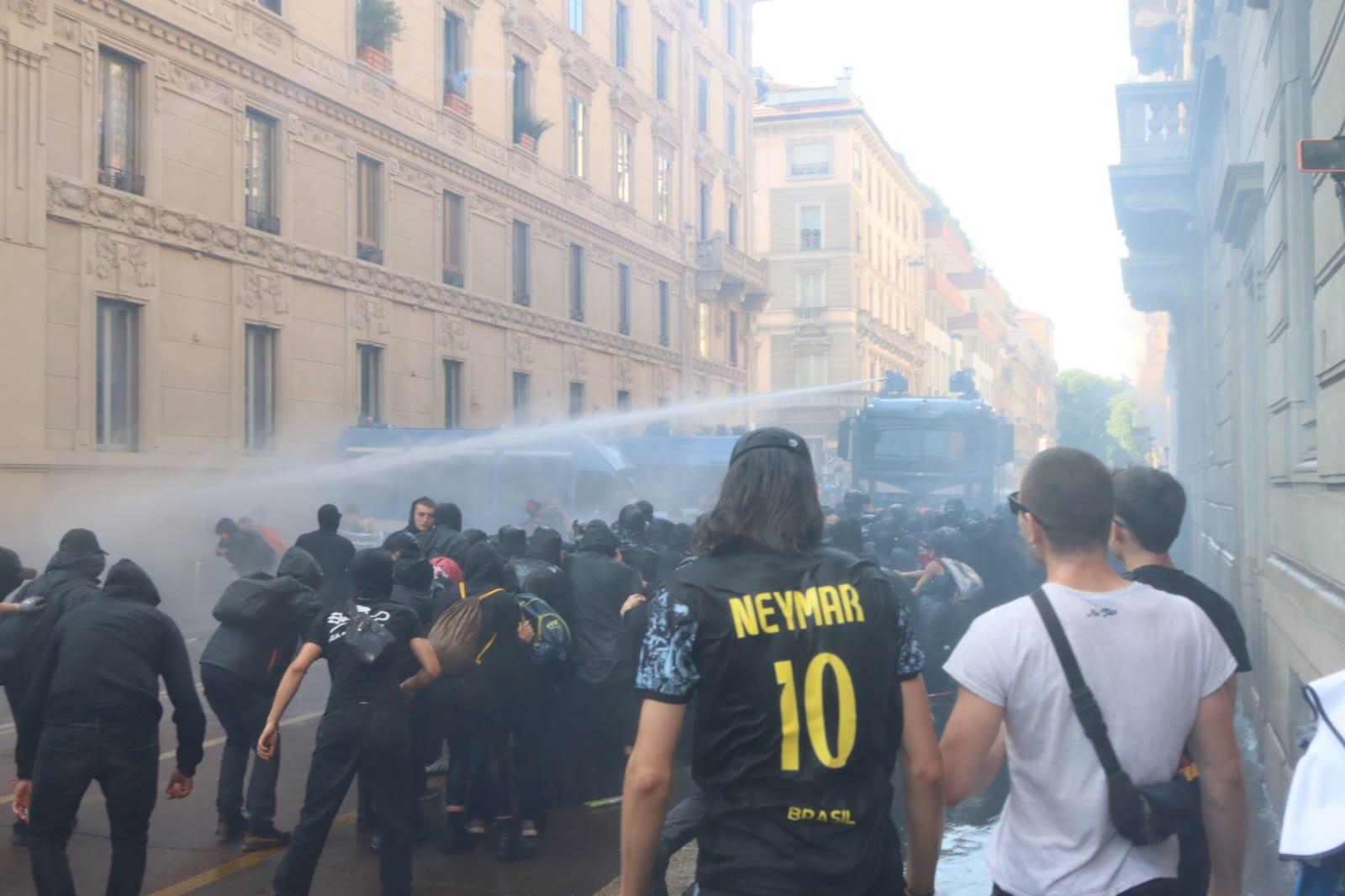 Scontri al corteo anti Remigration: immagini al setaccio per identificare i 40 del black bloc Scontri al corteo anti Remigration: immagini al setaccio per identificare i 40 del black bloc