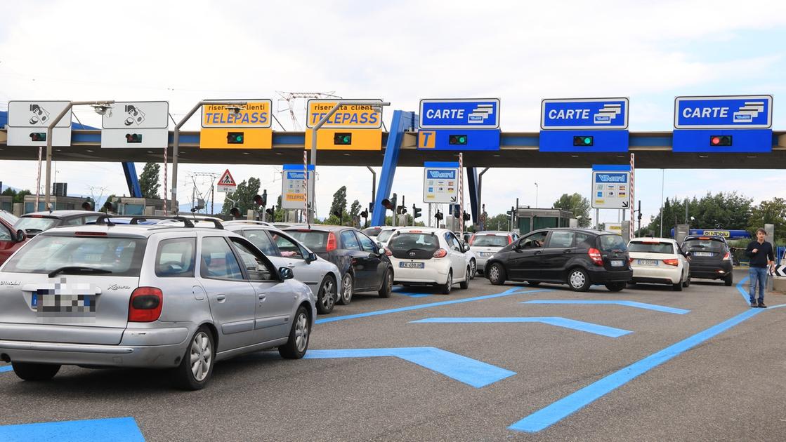 Weekend 2 e 3 agosto da bollino nero: lunghe code alle barriere di autostrade e tangenziali Weekend 2 e 3 agosto da bollino nero: lunghe code alle barriere di autostrade e tangenziali