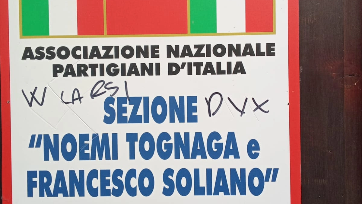 Le scritte fasciste alla sede Anpi di Vigevano (foto da Facebook) Le scritte fasciste alla sede Anpi di Vigevano (foto da Facebook)